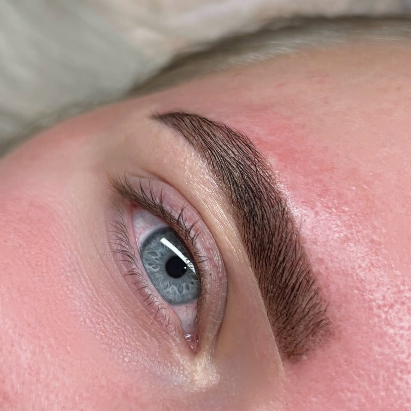 Getinte wenkbrauw bij een blauw oog