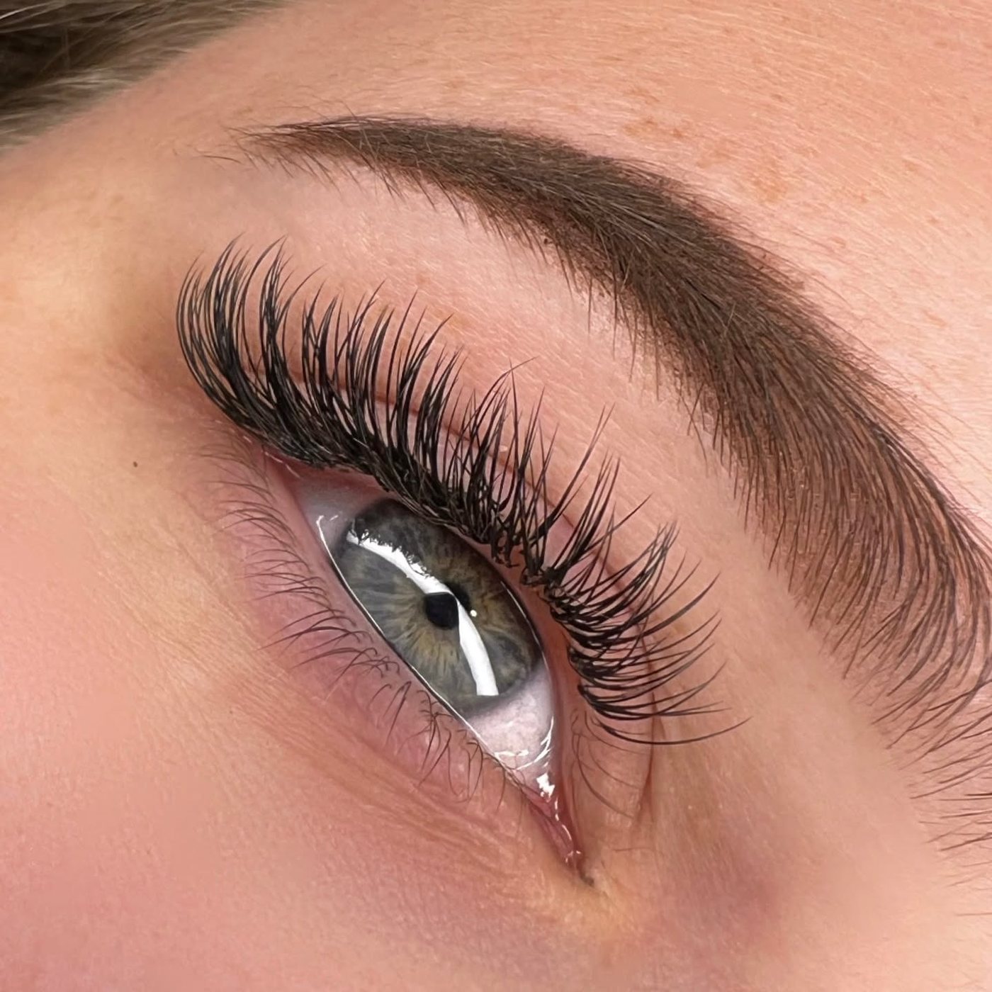 Wimperextensions en een strak gevormde wenkbrauw