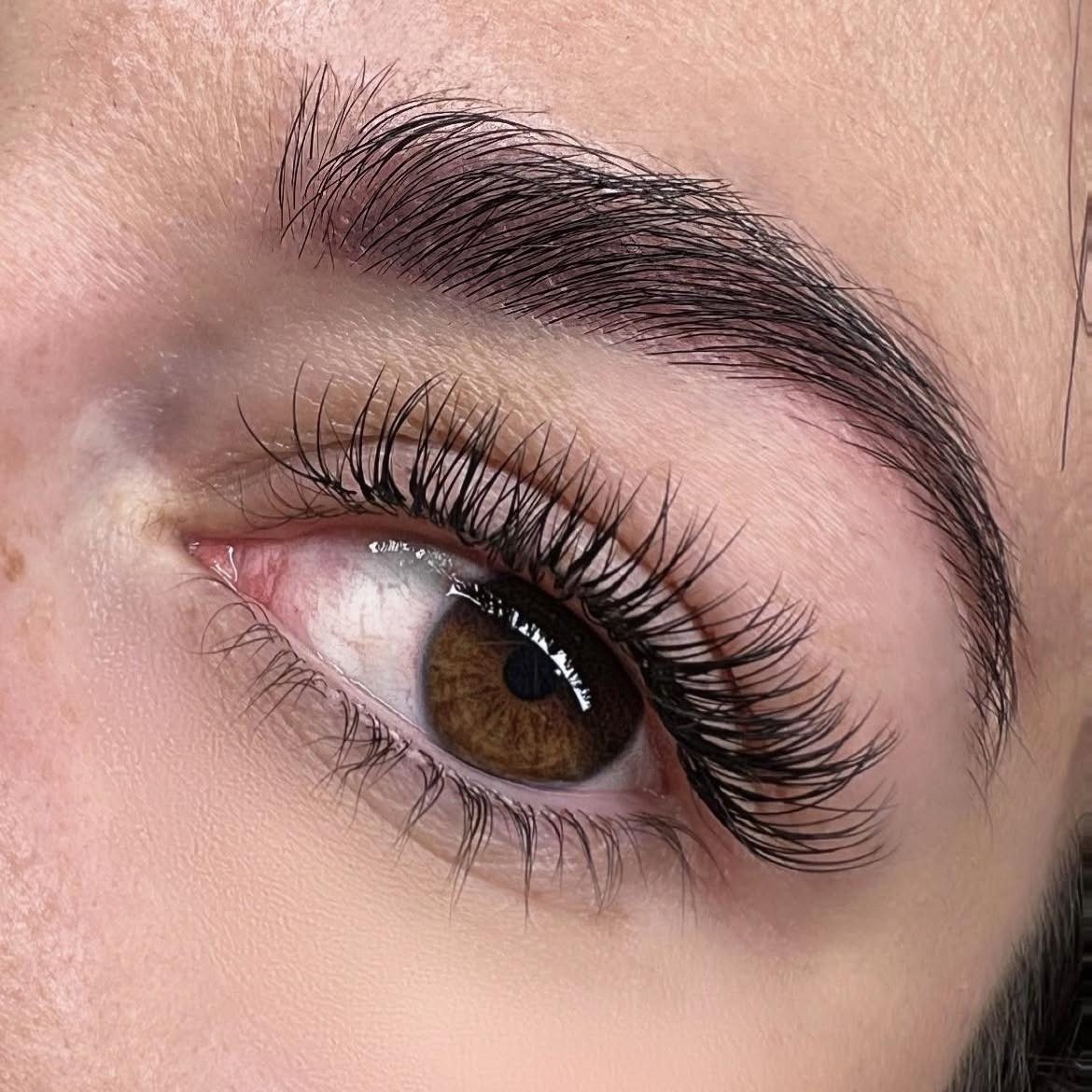 Wimperextensions bij een bruin oog