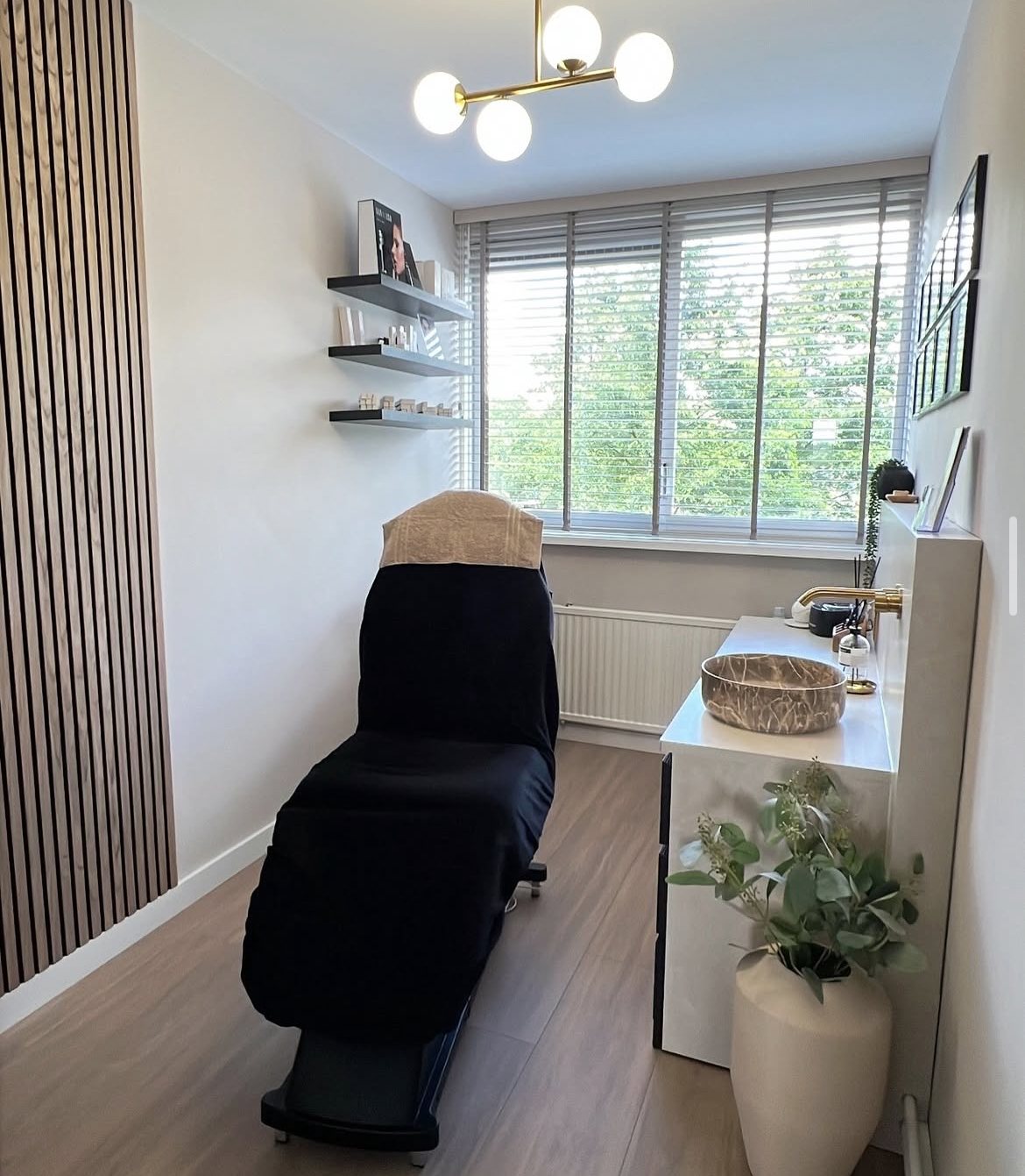 De behandelkamer van The Beauty Addict, met de houten lamellenwand