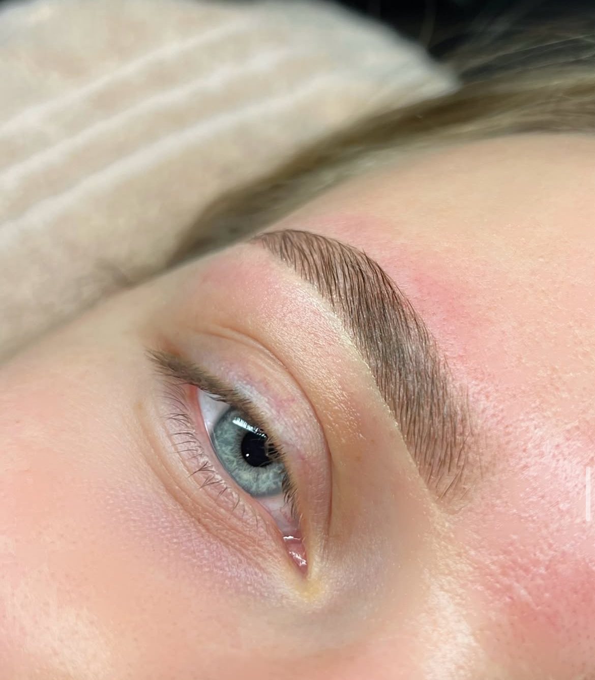 Opgeborstelde wenkbrauw na een brow lamination